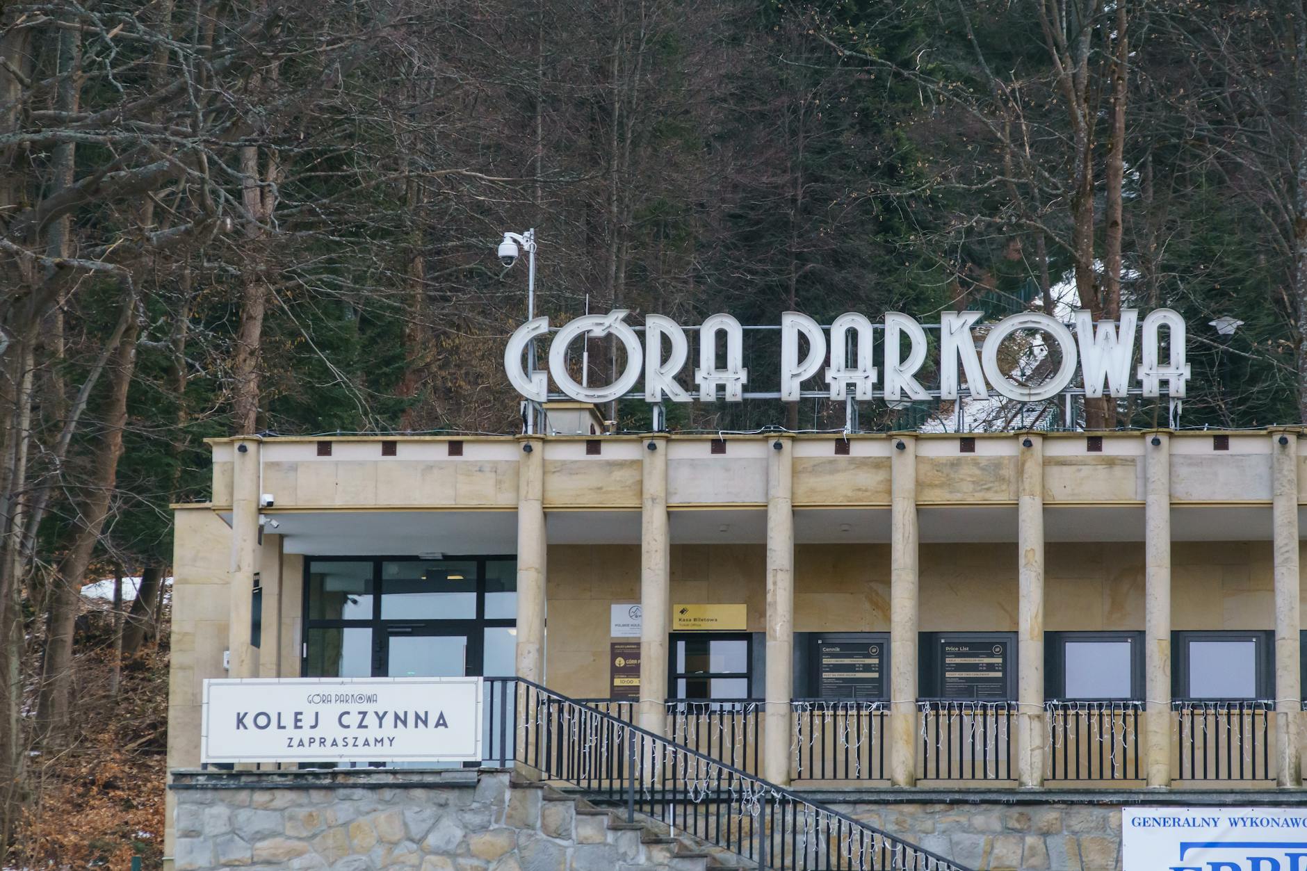 Ilustracja symbolizująca przerwy w dostawie prądu w Kamiennej Górze oraz radość ze sportowych sukcesów.