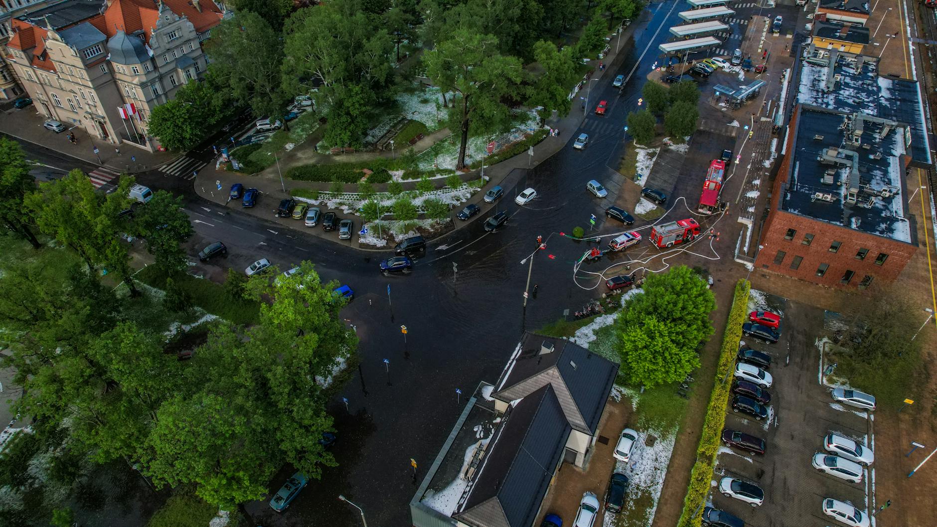 Mapa Polski z zaznaczonym powiatem kamiennogórskim, symbolizująca ostrzeżenia meteorologiczne przed przymrozkami i silnym wiatrem.