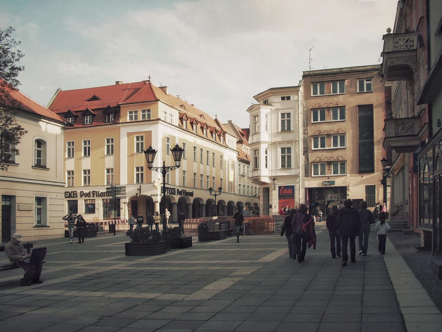 Osoba wypełniająca formularz PIT w pośpiechu przed terminem.